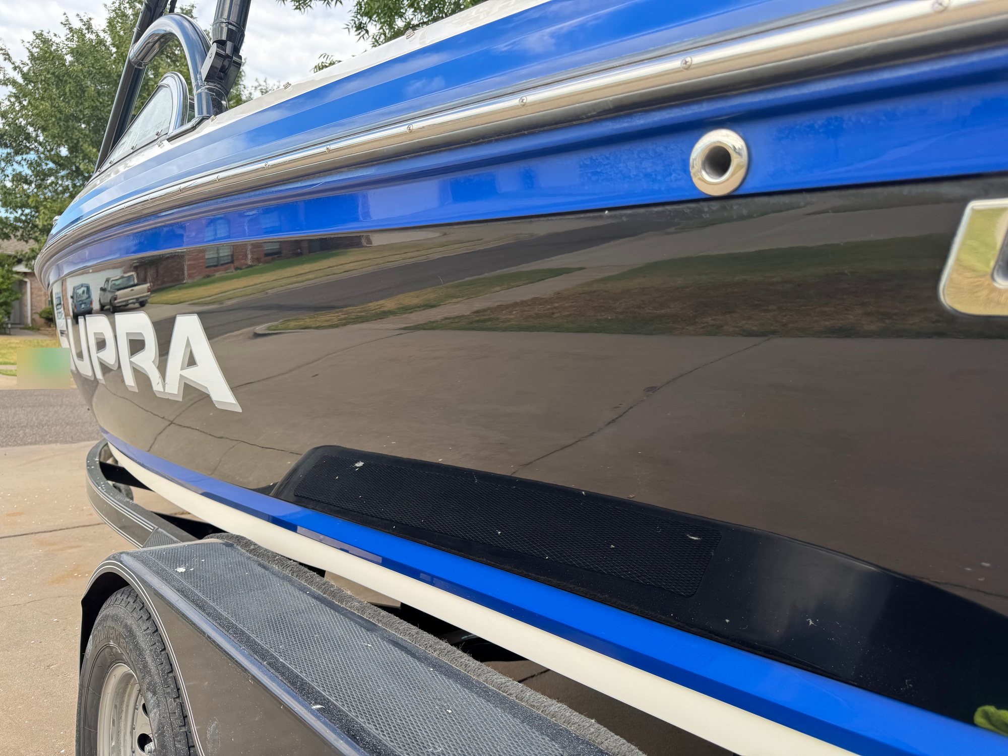 After: close-up of the polished hull along the rub rail